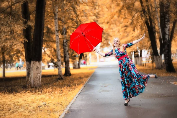 Girl in the street with an umbrella — Stock Photo, Image