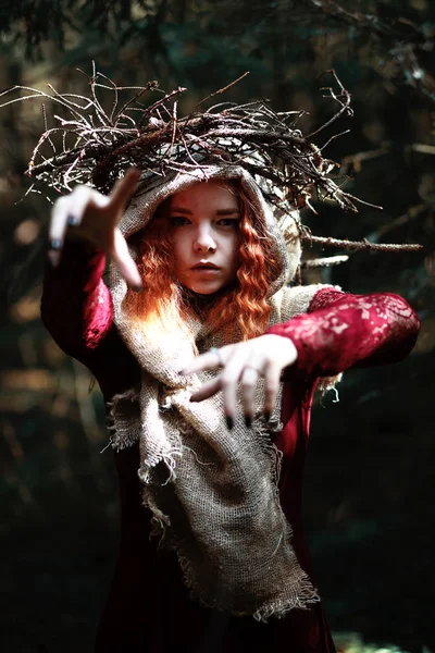 La sorcière rousse tient un rituel avec une boule de cristal — Photo