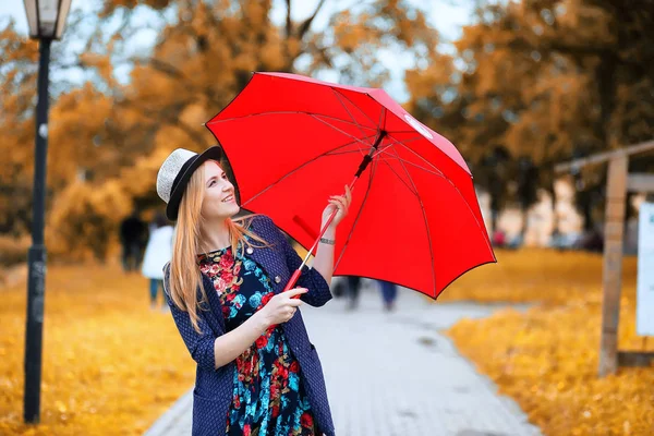 Girl in the street with an umbrella — Stock Photo, Image