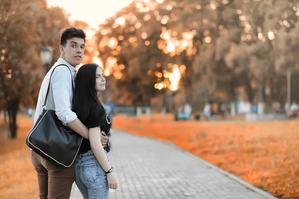 Mladý pár na procházku na podzim park — Stock fotografie