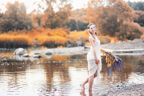 Chica con un ramo de flores en otoño —  Fotos de Stock