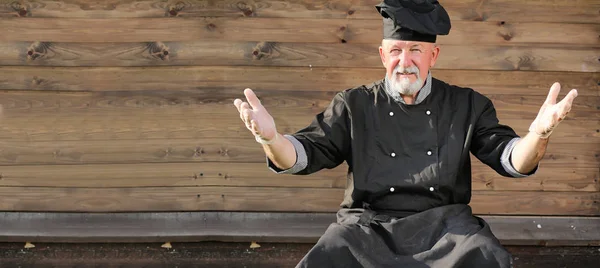 Chef tua berseragam dengan sayuran — Stok Foto