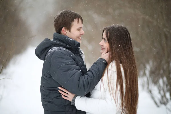 Paar liefhebbers op een datum Winternamiddag in een sneeuwstorm van sneeuw — Stockfoto