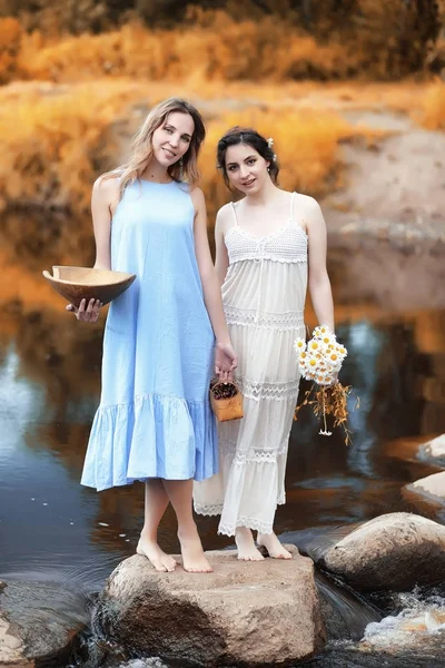 Chicas en vestidos en otoño en el río — Foto de Stock