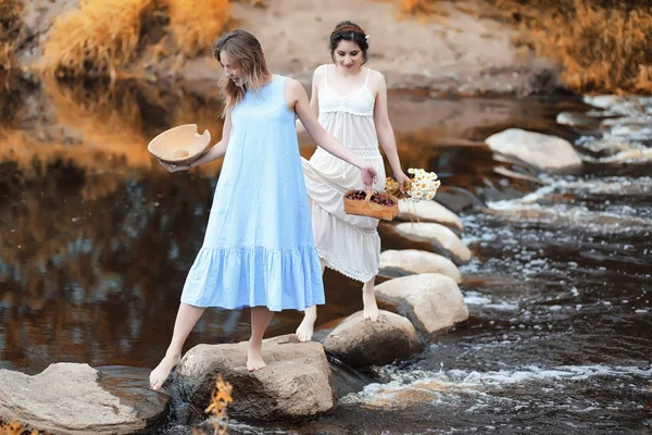 Mädchen in Kleidern im Herbst auf dem Fluss — Stockfoto