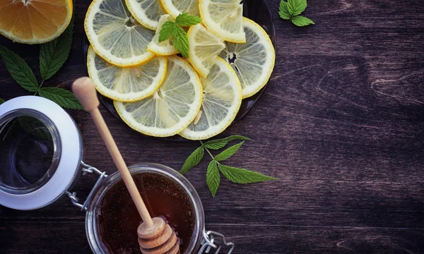 Teh dengan lemon dan mint di alam. Secangkir teh mint panas dengan le — Stok Foto