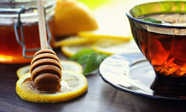 Tee mit Zitrone und Minze in der Natur. eine Tasse heißen Minztee mit le — Stockfoto