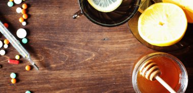 Uyuşturucu ve hap ahşap bir masa üzerinde. Soğuk önlemek için çeşitli demektir