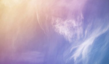 Beyaz bir gökyüzünde bulutlar