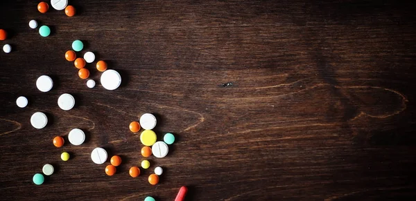 마약과 나무 테이블에 알 약입니다. 감기를 방지 하기 위해 다양 한 방법 — 스톡 사진