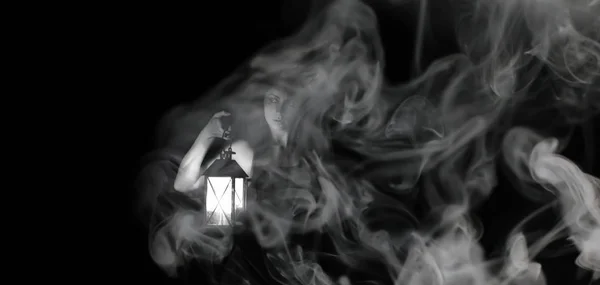 Дівчина з ліхтарем чорно-біла — стокове фото