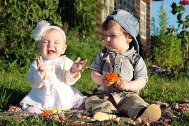 Parktaki çocuk ve kız