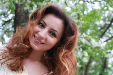 kız portresi bahar ağacı