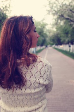 Bahar elma sokakta yürüyen kız