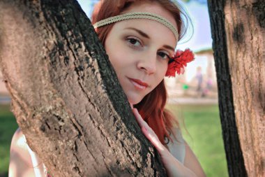 Bahar güneşli bir öğleden sonra parkta bir yürüyüş için kız