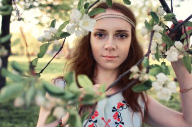 Bahar güneşli bir öğleden sonra parkta bir yürüyüş için kız