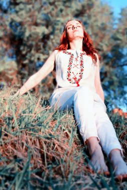 Bahar güneşli bir öğleden sonra parkta bir yürüyüş için kız