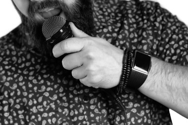 İzole mikrofon adam el