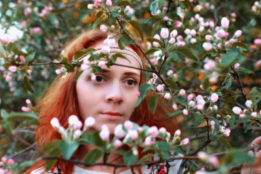 Bahar güneşli bir öğleden sonra parkta bir yürüyüş için kız