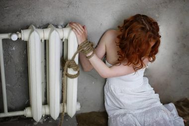 Beyaz gömlekli katta oturur adam kaçırma kız kurban bağlı