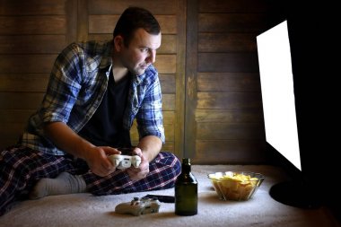 adam bir konsol oyun çubuğu büyük Tv önce üzerinde oynamak