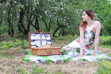 Dışarıdaki kadın şapka takıyor.