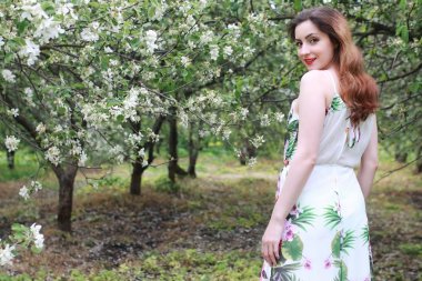 Parkta giysili ve hasır şapkalı kız.