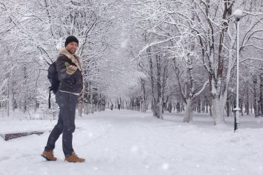 sakallı adam kış Park'ta yürüyordunuz