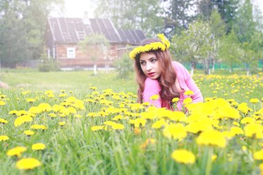 Sarı dandelions çayırda güneşli bir dinlenme kız