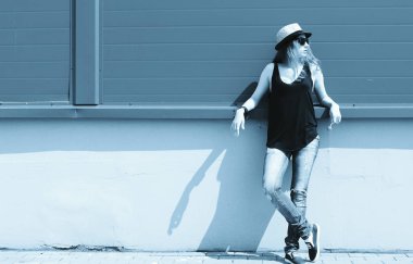 Sevimli kız hipster ışık şapka ve güneş gözlüğü bir yaz gününde