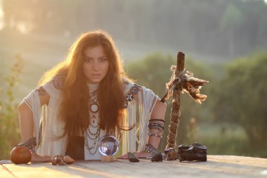 kristal top ile günbatımında cadı