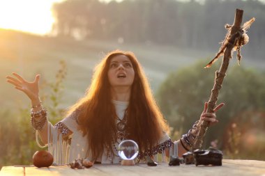 kristal top ile günbatımında cadı