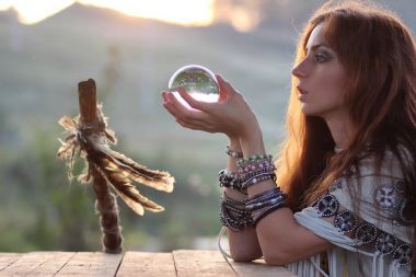 kristal top ile günbatımında cadı