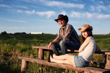 Genç insanlar bir çift bahar akşam günbatımında hayranım