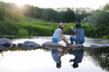 genç insanların çift bahar akşam o günbatımında hayranım