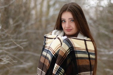 Karlı kış günü genç güzel kız