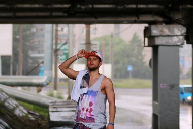 Giyinmiş bir adam hip hop tarzı teşkil etmektedir