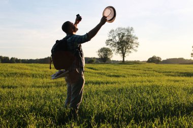 Biri rahat kıyafetler içinde açık alanlarda bir gezgin