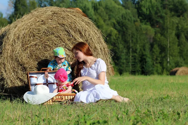 Mother with twins in field — Stock Photo, Image