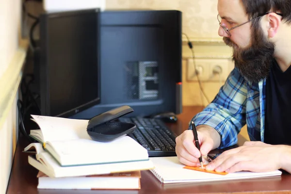 Mann schreibt Stift-Tabelle — Stockfoto