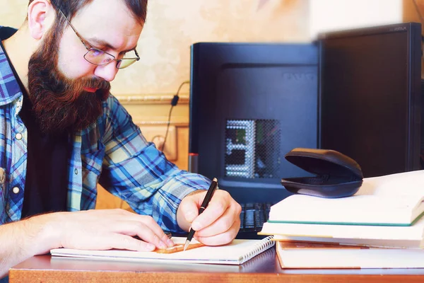 Mann schreibt Stift-Tabelle — Stockfoto