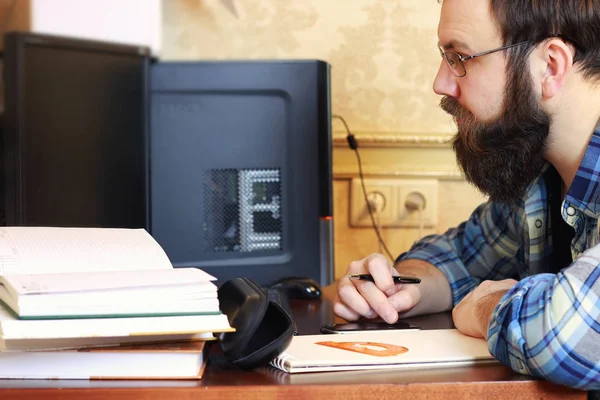 Mann schreibt Stift-Tabelle — Stockfoto