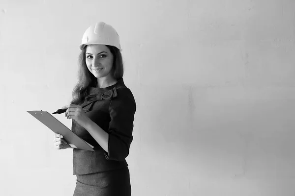 建設 s で女性建築家の黒と白の写真 — ストック写真