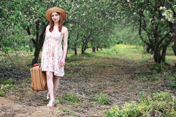 Kobieta na zewnątrz sukienka walizka retro park — Zdjęcie stockowe