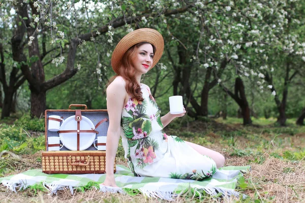 Mujer al aire libre en vestido sombrero naturaleza — Foto de Stock