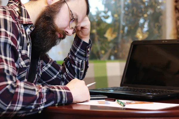 Чоловічий ноутбук працює бородатим — стокове фото