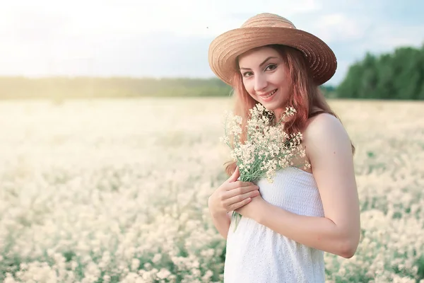 Девушка в белом платье в поле желтых цветов цветущих — стоковое фото