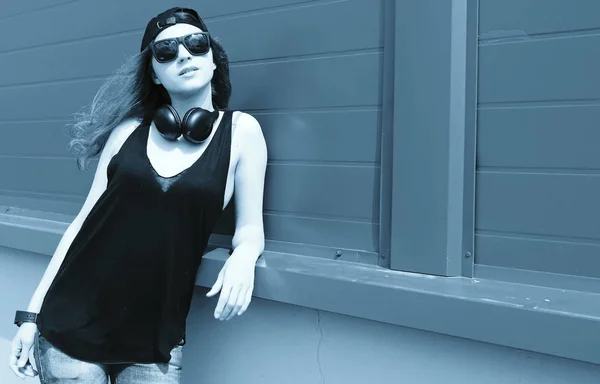 Söt flicka hipster i en ljus hatt och solglasögon på en sommardag — Stockfoto