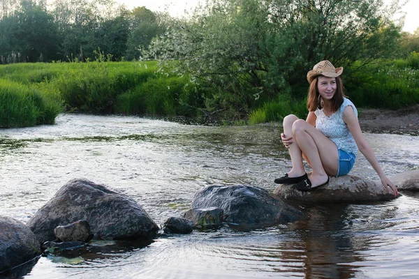 Genç kadın rive bahar akşamı günbatımında hayran