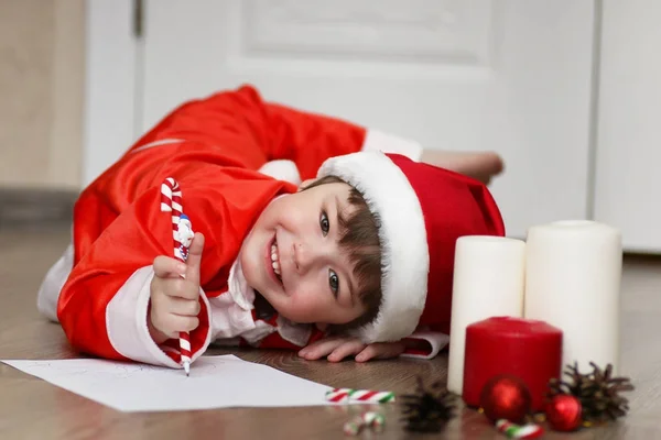 Małe dziecko pisania listu do Santa — Zdjęcie stockowe